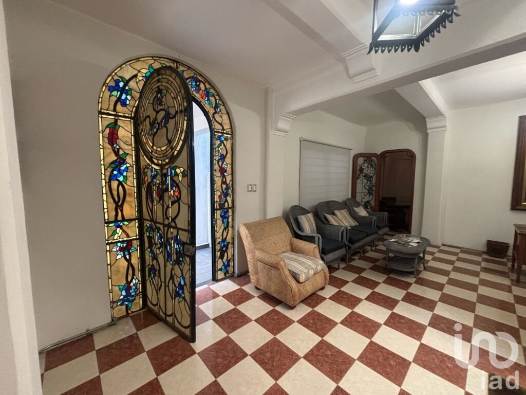 Se renta casa en Rio Ebro con uso de suelo comercial para oficinas