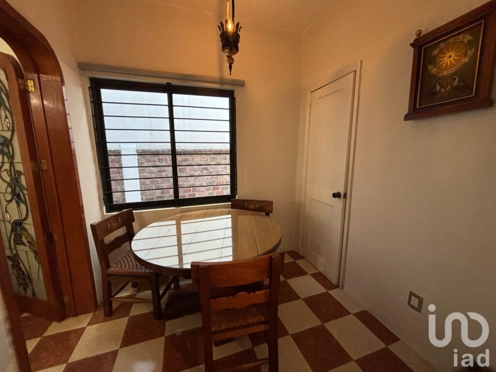 Se renta casa en Rio Ebro con uso de suelo comercial para oficinas