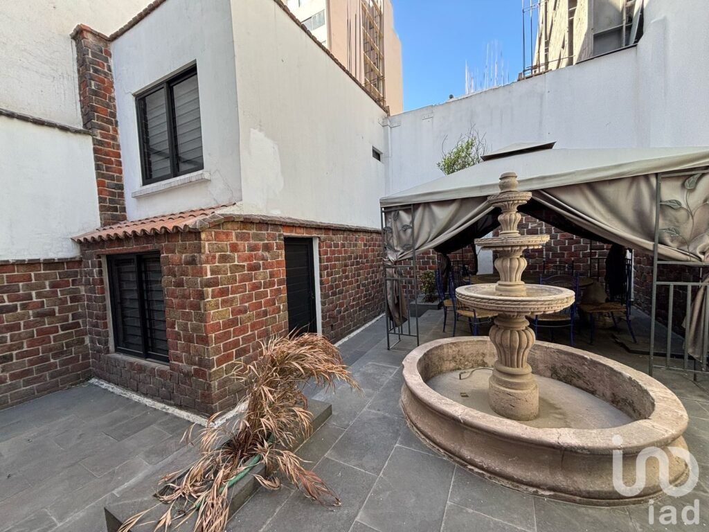 Se renta casa en Rio Ebro con uso de suelo comercial para oficinas