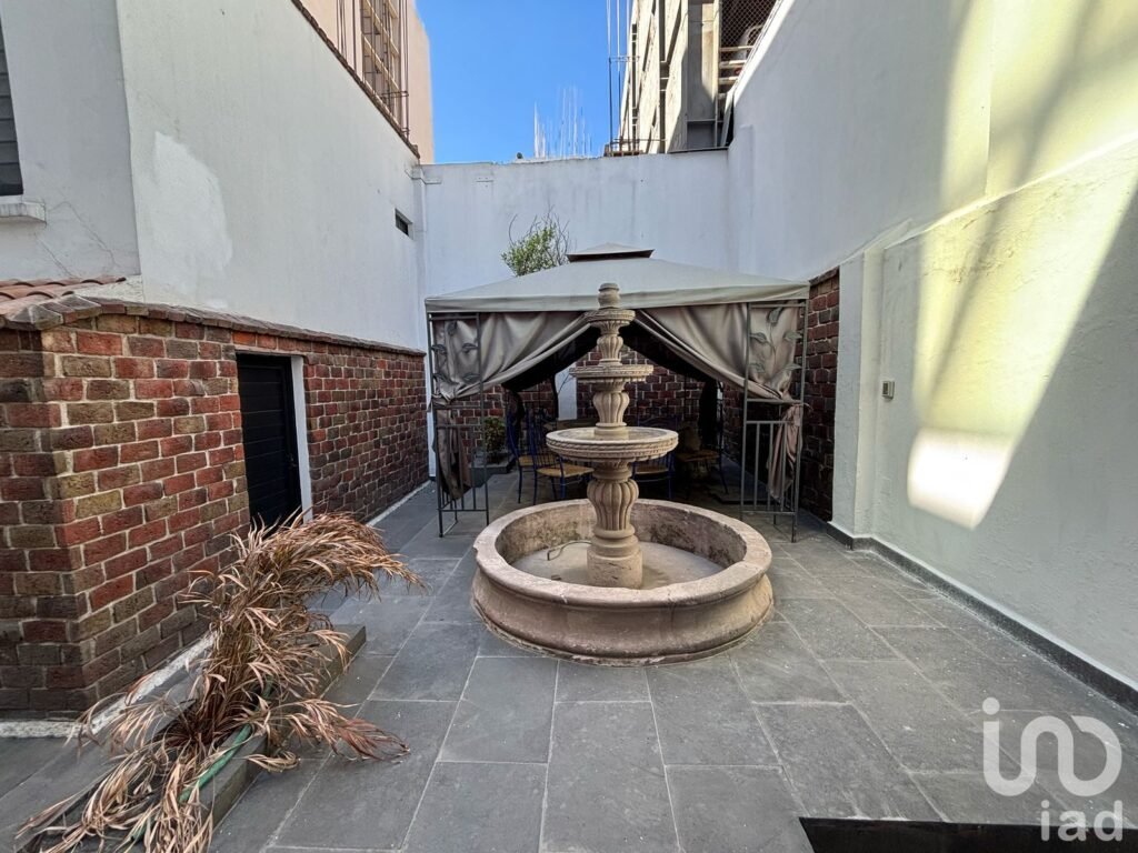 Se renta casa en Rio Ebro con uso de suelo comercial para oficinas