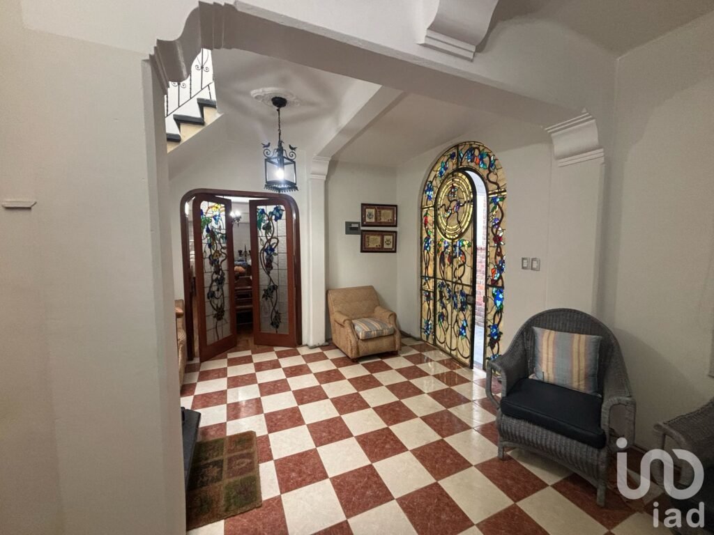 Se renta casa en Rio Ebro con uso de suelo comercial para oficinas