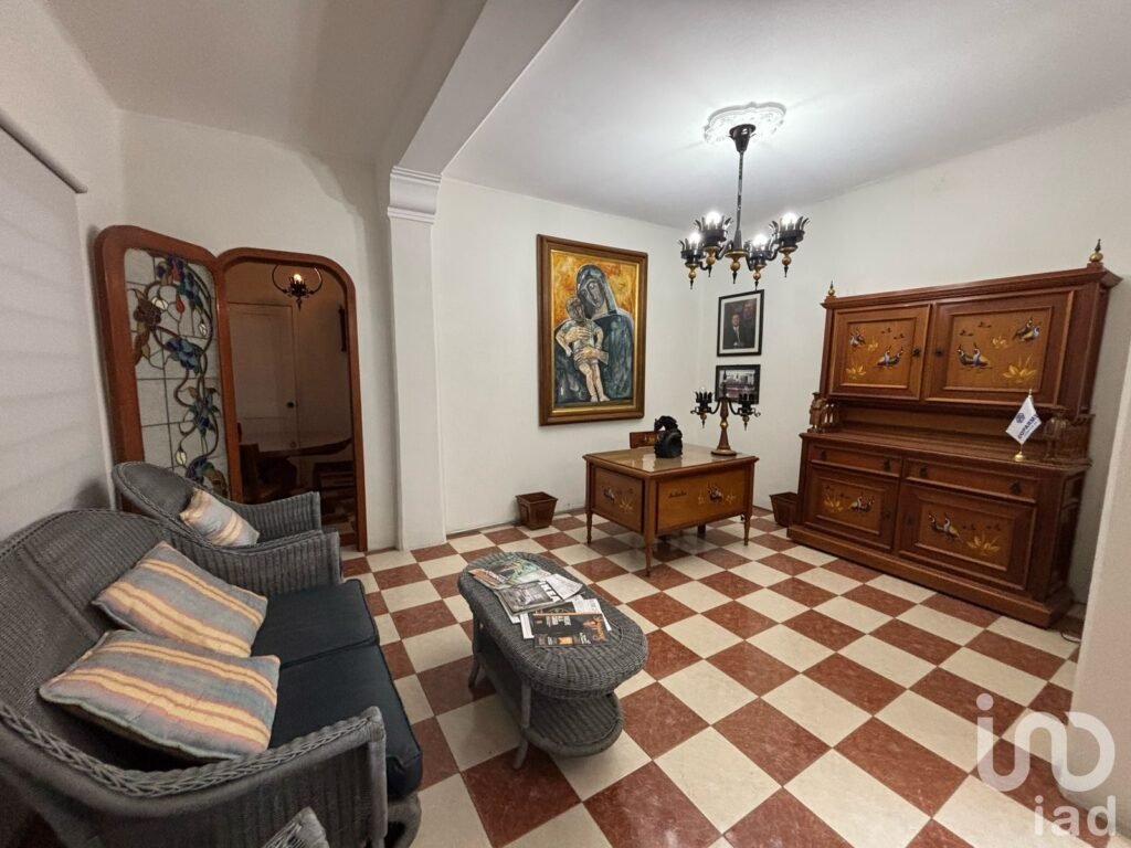 Se renta casa en Rio Ebro con uso de suelo comercial para oficinas