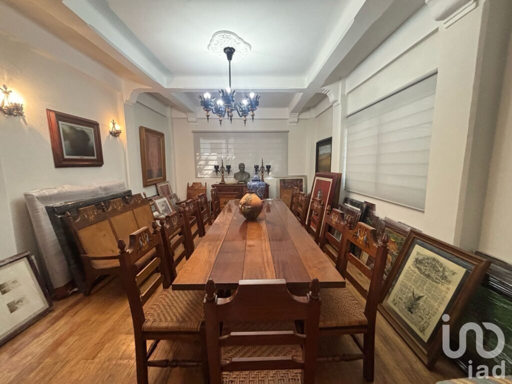 Se renta casa en Rio Ebro con uso de suelo comercial para oficinas