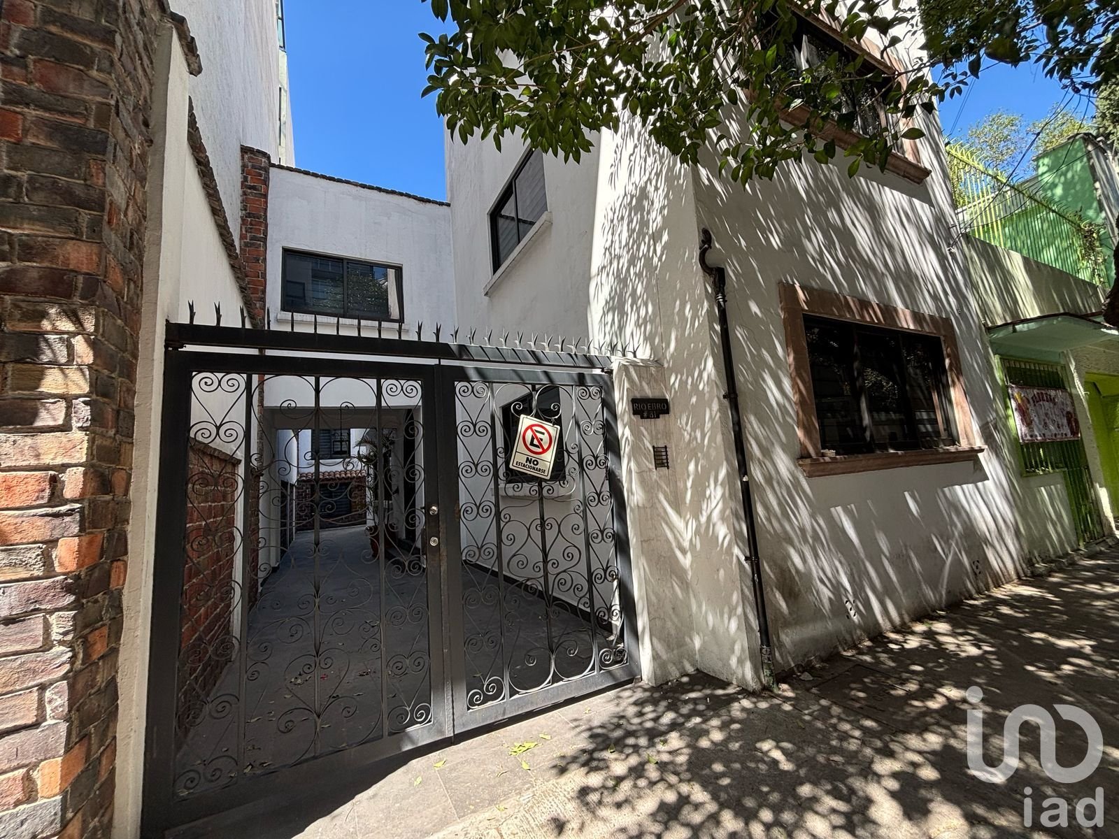 Se renta casa en Rio Ebro con uso de suelo comercial para oficinas