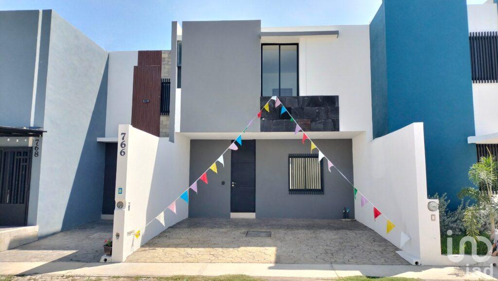 Casa en Venta cerca de Av Pablo Silva, zona residencial.