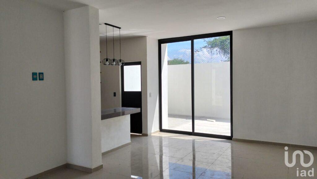 Casa en Venta cerca de Av Pablo Silva, zona residencial.