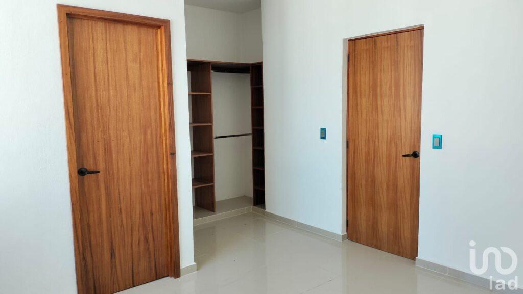 Casa en Venta cerca de Av Pablo Silva, zona residencial.