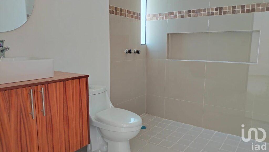 Casa en Venta cerca de Av Pablo Silva, zona residencial.