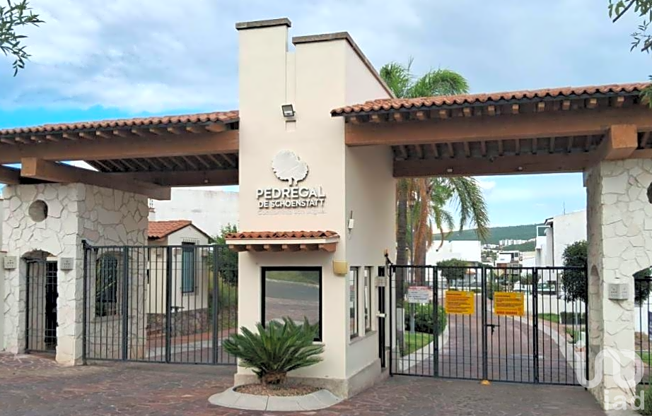 CASA EN VENTA CORREGIDORA PEDREGAL DE SHOENSTATT