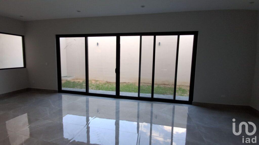 Residencia en Venta en Exclusiva Zona Las Esmeraldas Residencial Incluye Cocina Integral y Roperías*