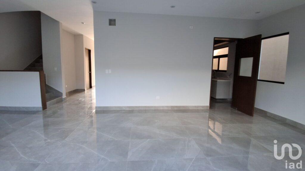 Residencia en Venta en Exclusiva Zona Las Esmeraldas Residencial Incluye Cocina Integral y Roperías*