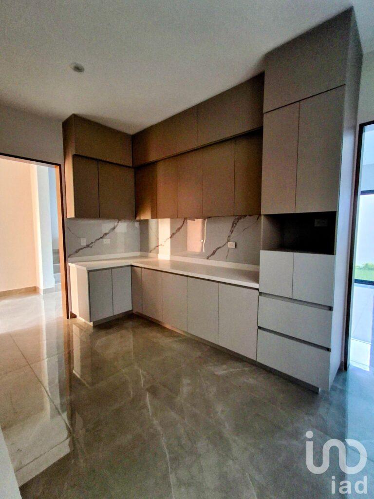 Residencia en Venta en Exclusiva Zona Las Esmeraldas Residencial Incluye Cocina Integral y Roperías*