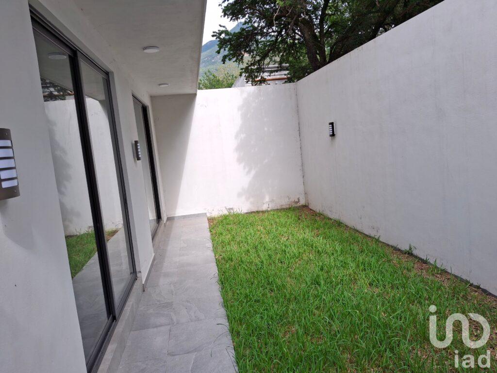 Residencia en Venta en Exclusiva Zona Las Esmeraldas Residencial Incluye Cocina Integral y Roperías*