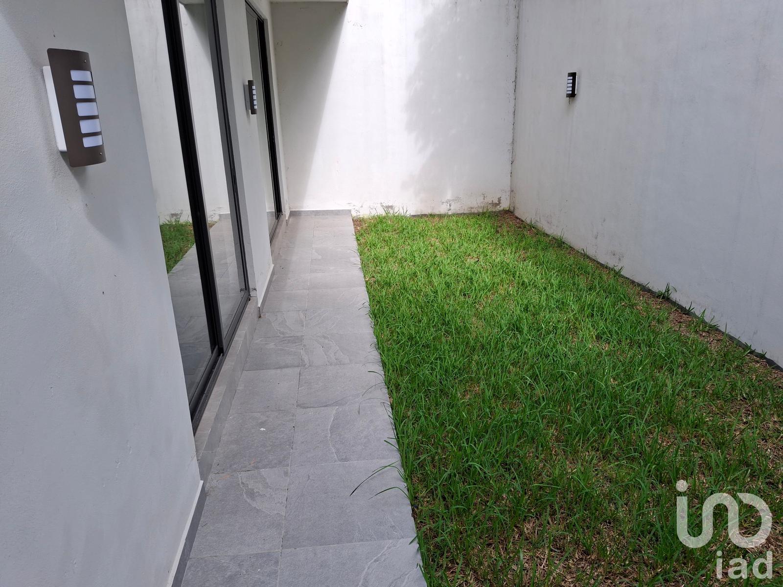 Residencia en Venta en Exclusiva Zona Las Esmeraldas Residencial Incluye Cocina Integral y Roperías*