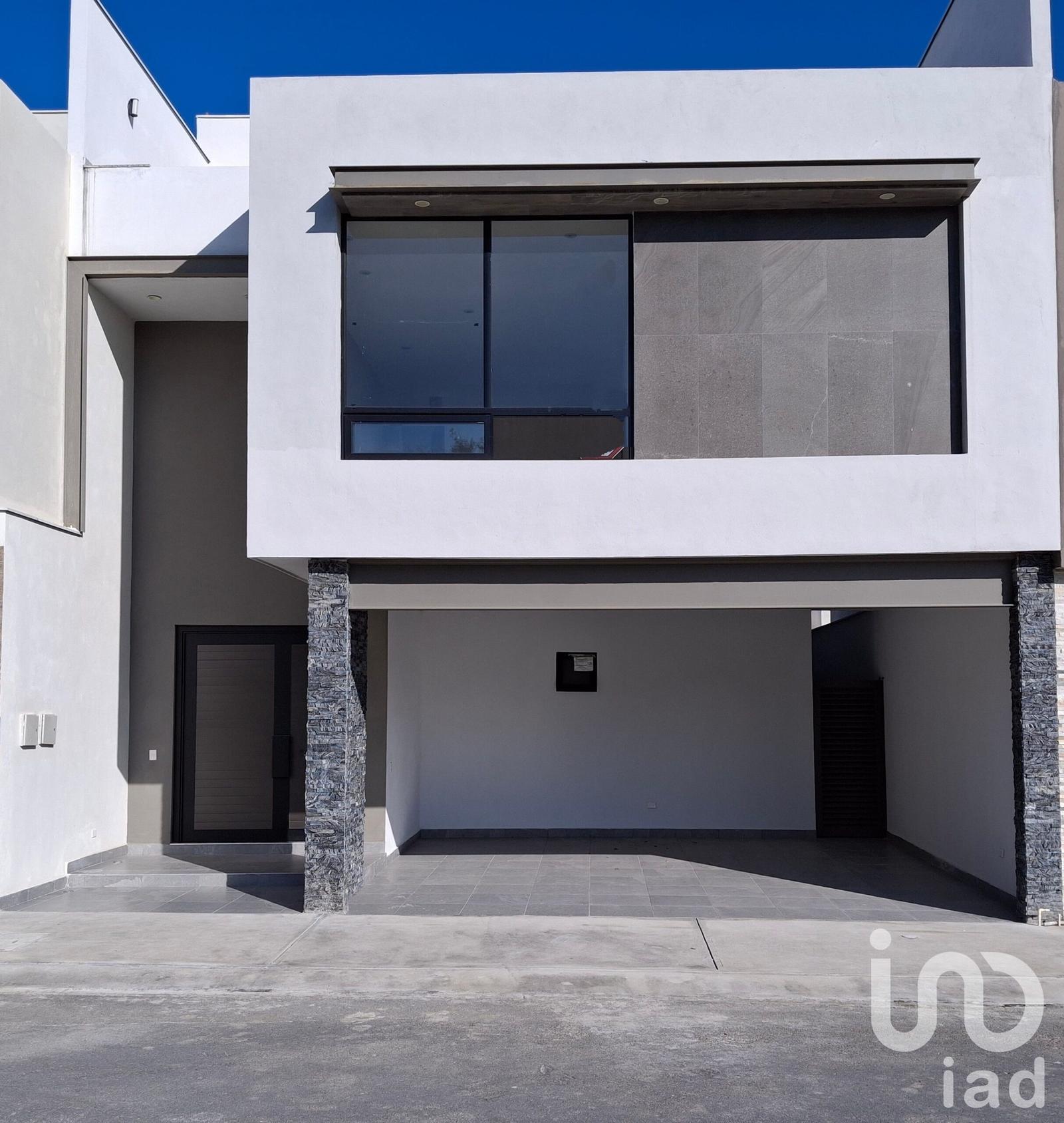 Residencia en Venta en Exclusiva Zona Las Esmeraldas Residencial Incluye Cocina Integral y Roperías*