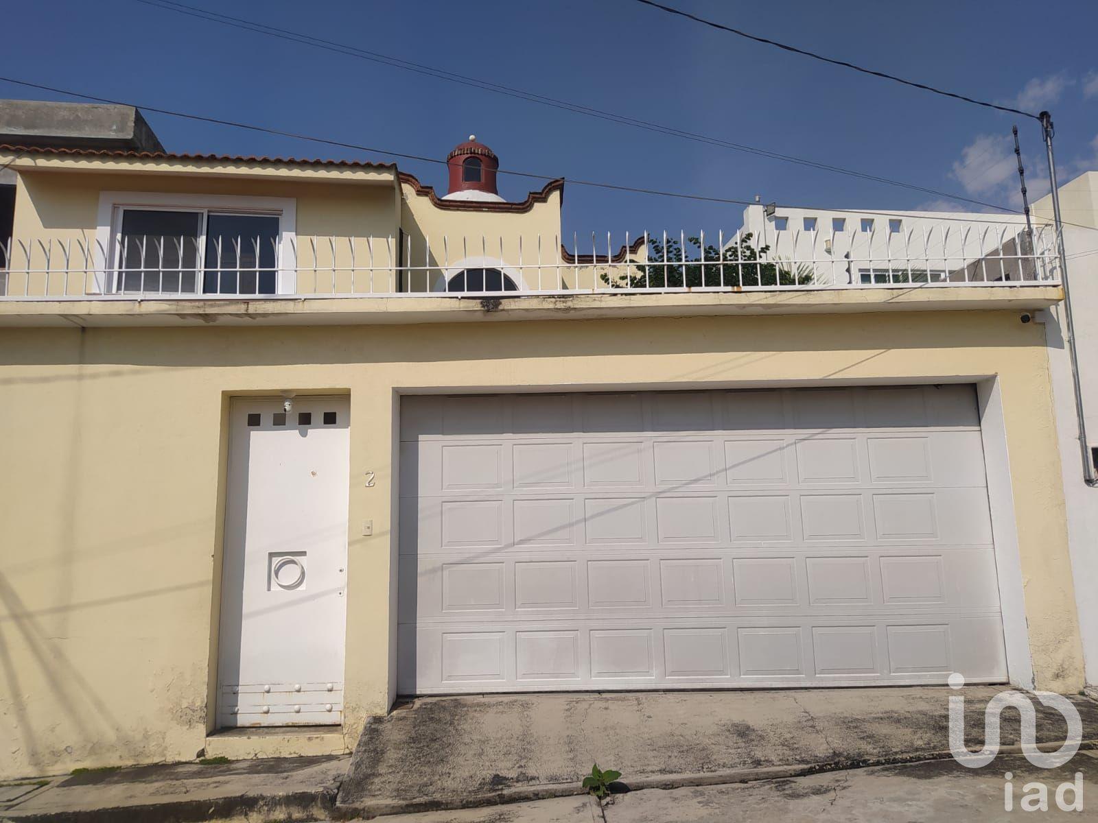 Casa sola con alberca en privada | Prados de Cuernavaca