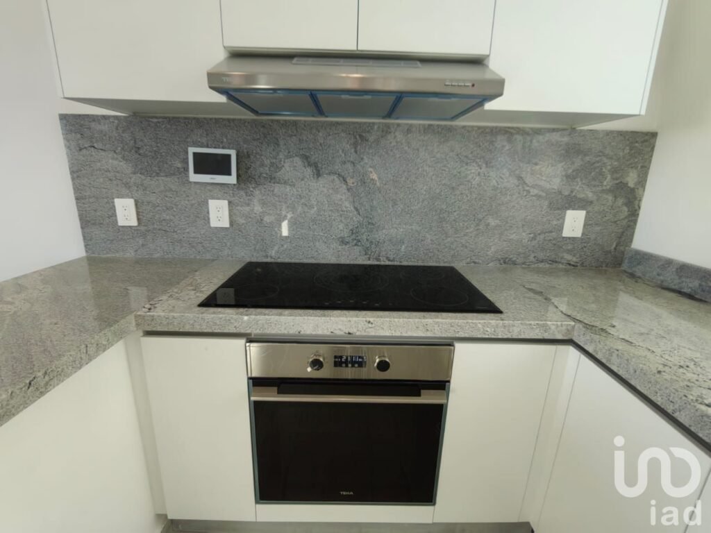 VENDO CONDOMINIO EN LA AV. BONAMPAK FRENTE A PUERTO CANCUN, CANCUN, Q.ROO