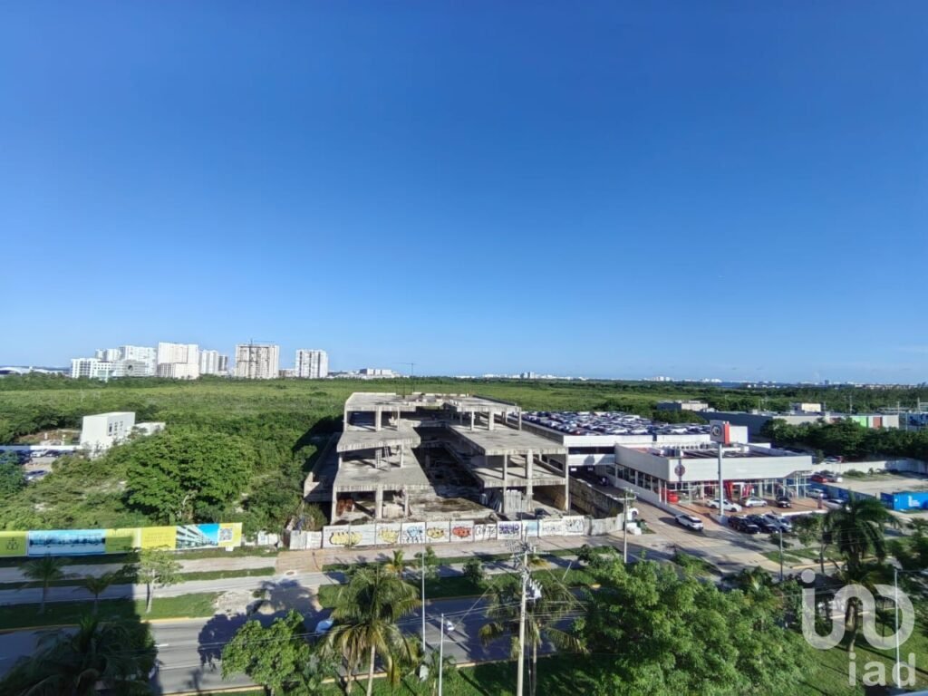 VENDO CONDOMINIO EN LA AV. BONAMPAK FRENTE A PUERTO CANCUN, CANCUN, Q.ROO