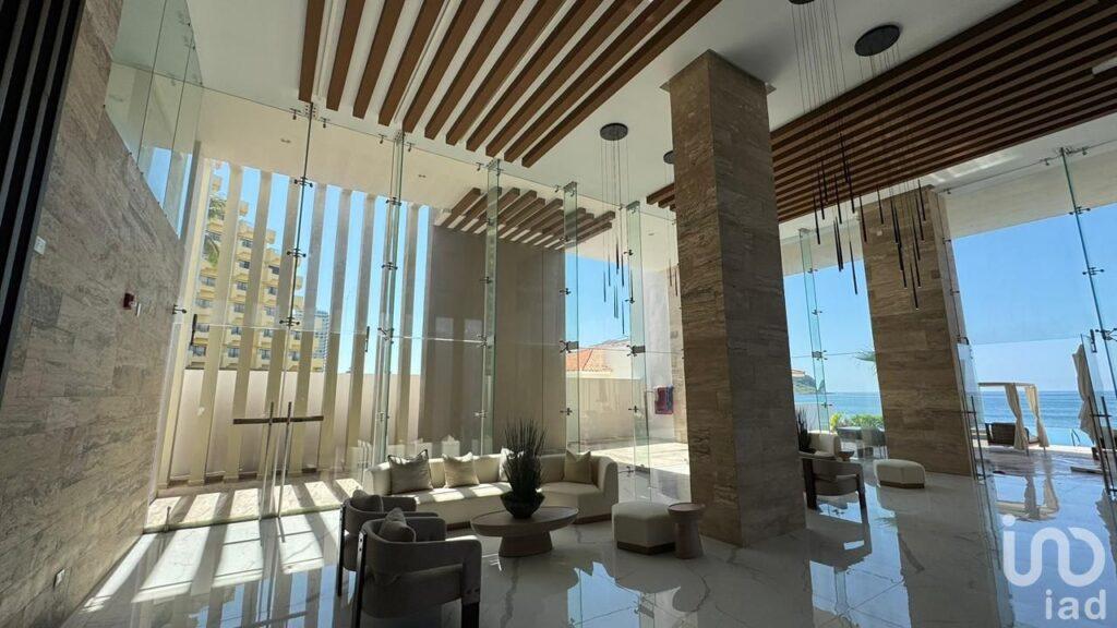 DEPARTAMENTO EN VENTA A PIE DE PLAYA EN LA ZONA DORADA DE MAZATLAN