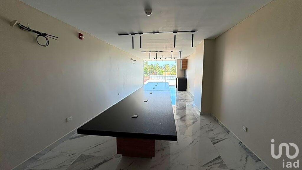 DEPARTAMENTO EN VENTA A PIE DE PLAYA EN LA ZONA DORADA DE MAZATLAN