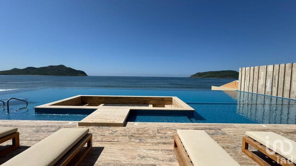 DEPARTAMENTO EN VENTA A PIE DE PLAYA EN LA ZONA DORADA DE MAZATLAN