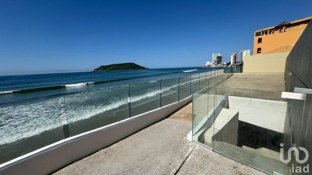 DEPARTAMENTO EN VENTA A PIE DE PLAYA EN LA ZONA DORADA DE MAZATLAN