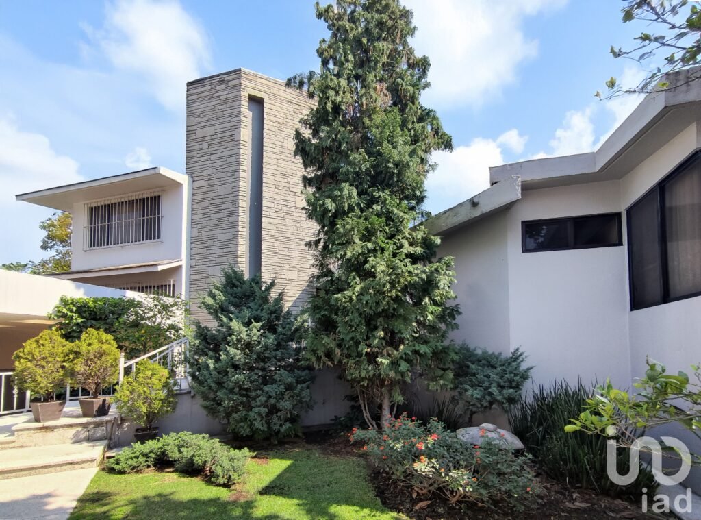 ¡DESCUBRE LA ELEGANCIA Y EL CONFORT DE ESTA CASA EN VENTA UBICADA EN JARDINES DEL PEDREGAL!