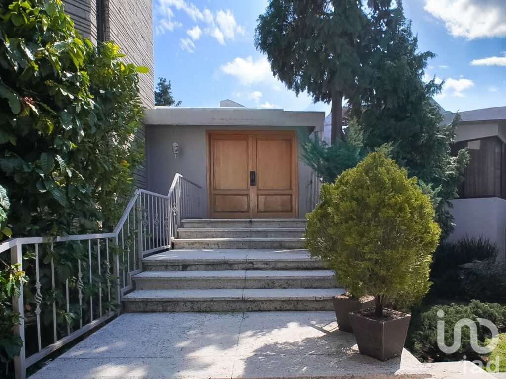 ¡DESCUBRE LA ELEGANCIA Y EL CONFORT DE ESTA CASA EN VENTA UBICADA EN JARDINES DEL PEDREGAL!