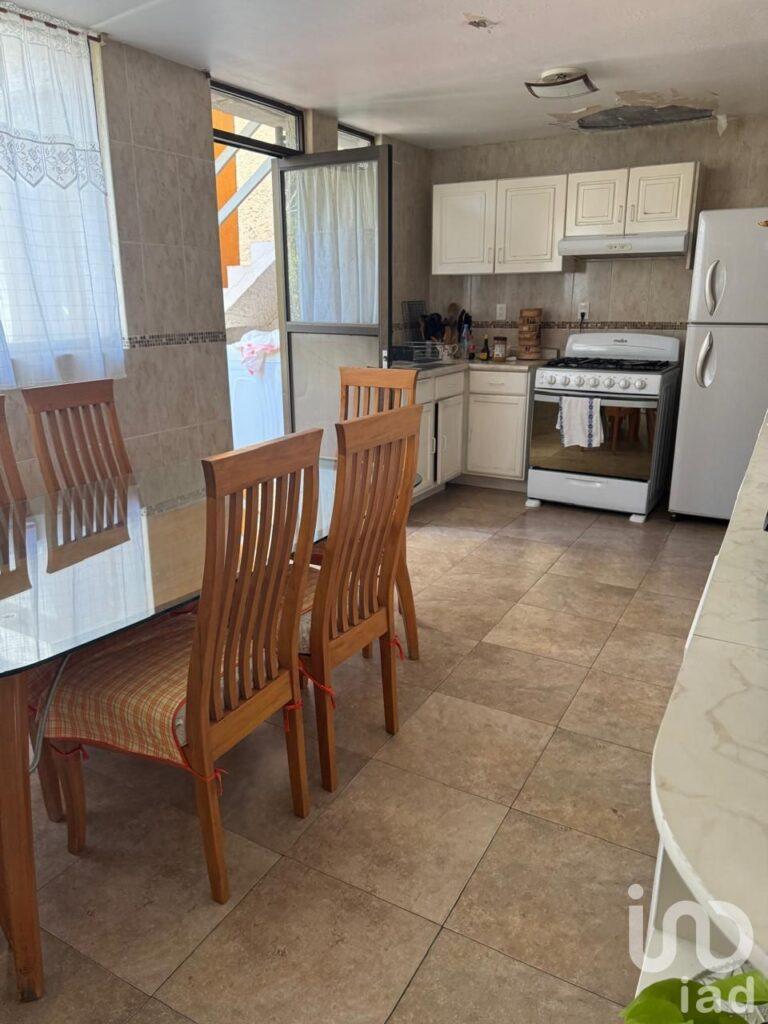 Casa en Venta para remodelar en Lomas de Tecamachalco, Huixquilucan