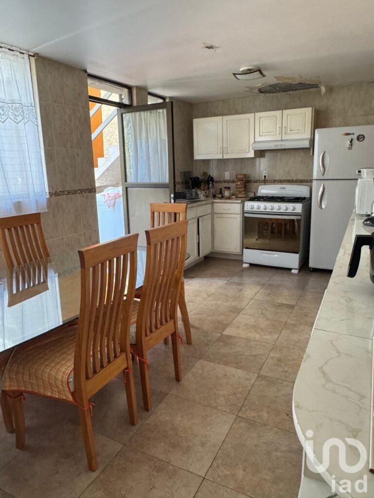 Casa en Venta para remodelar en Lomas de Tecamachalco, Huixquilucan