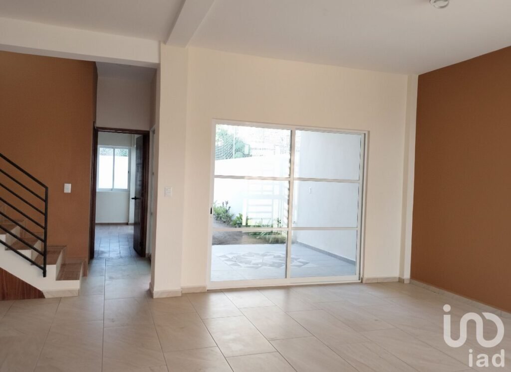 Casa en Venta en Las Lagunas al Norte de V de A, 1 recámara en planta baja y 2 en planta alta