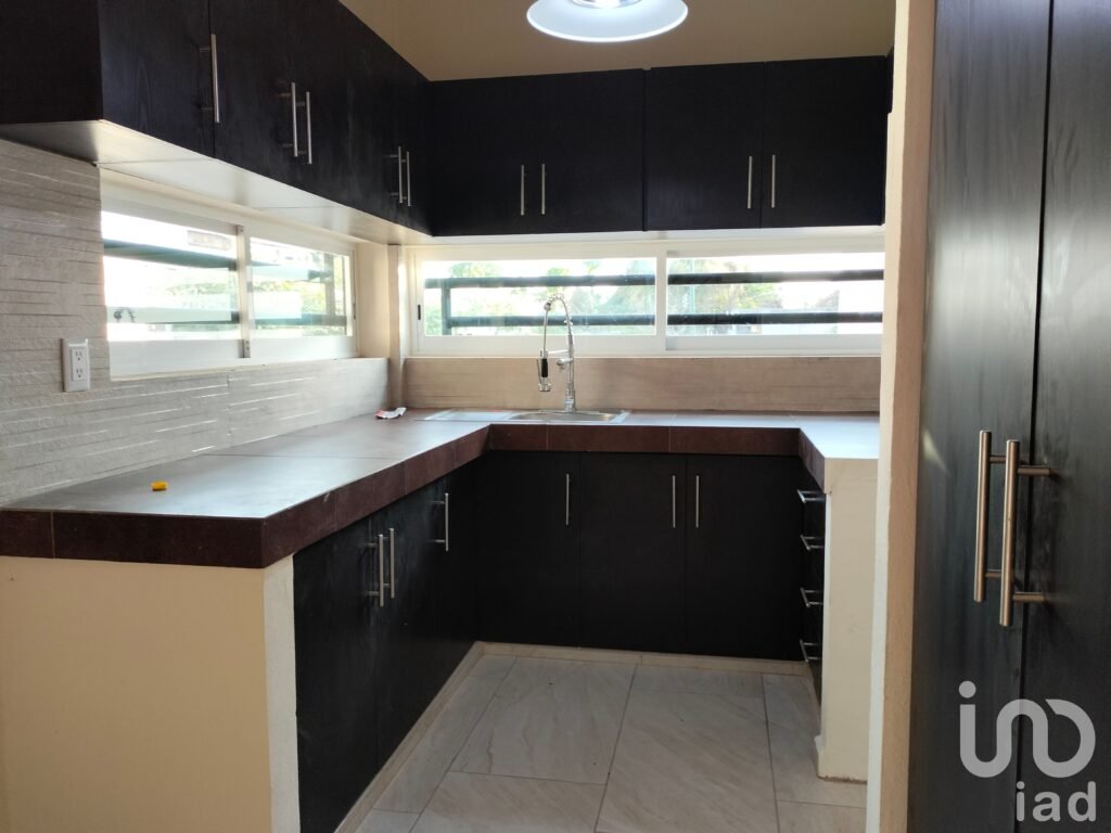 Casa en Venta en Las Lagunas al Norte de V de A, 1 recámara en planta baja y 2 en planta alta
