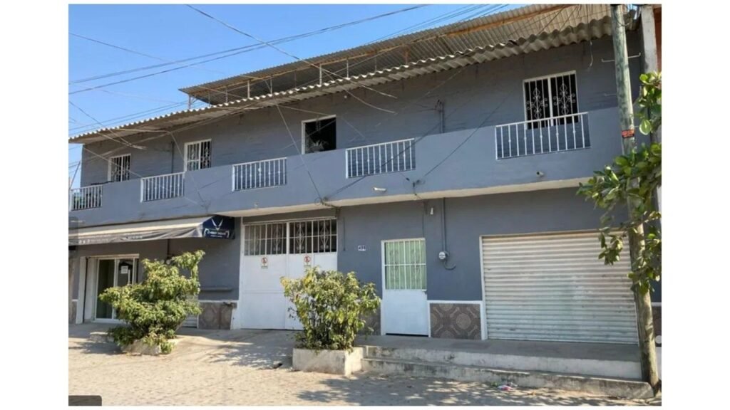 CASA EN VENTA CON LOCALES COMERCIALES PUERTO VALLARTA