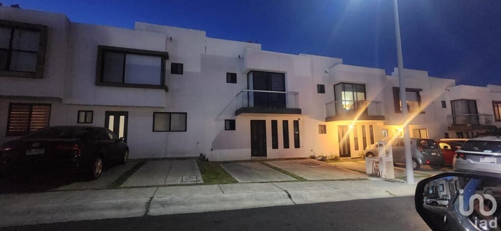 CASA AMUEBLADA EN RENTA EN ZIBATA QUERETARO