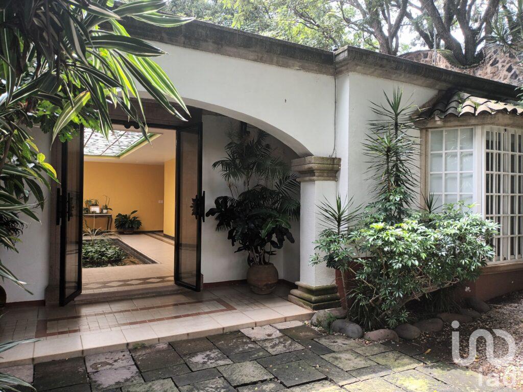 EN VENTA RESIDENCIA CON USO DE SUELO MIXTO.EN CUERNAVACA, MOR.