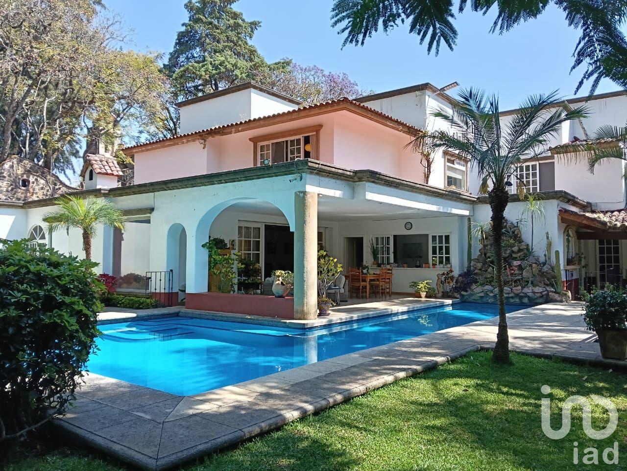 EN VENTA RESIDENCIA CON USO DE SUELO MIXTO.EN CUERNAVACA, MOR.