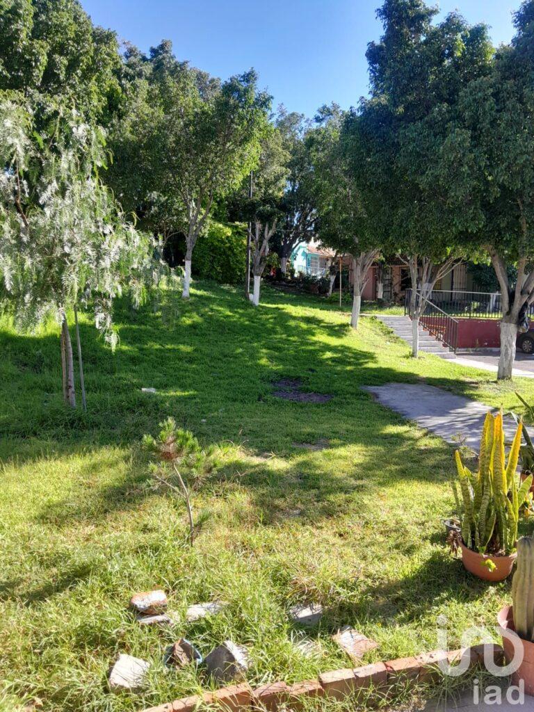 Se Vende Casa con Terreno Excedente en Fraccionamiento la Loma, Querétaro