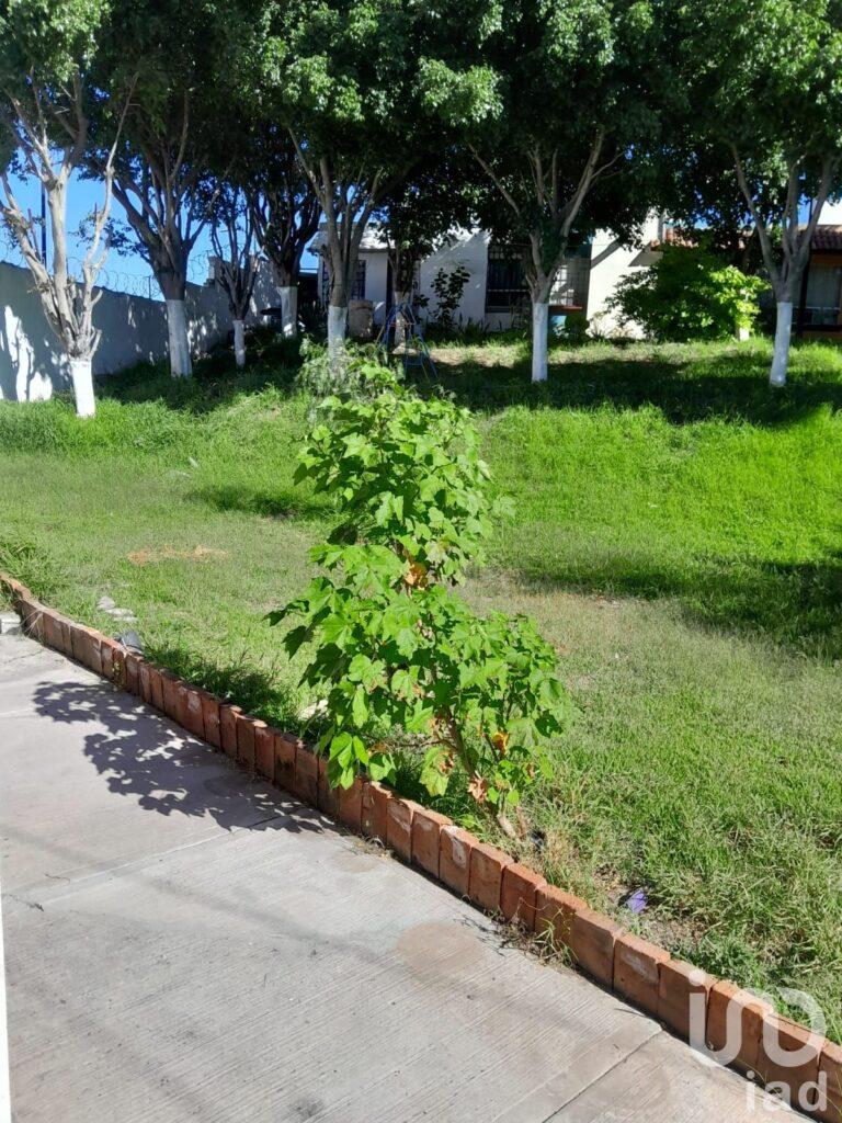 Se Vende Casa con Terreno Excedente en Fraccionamiento la Loma, Querétaro