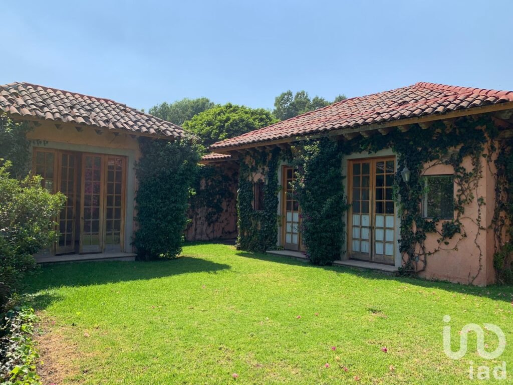 Vendo hermosa FINCA en avenida principal. Naturaleza y vista a las montañas de Tepoztlán.