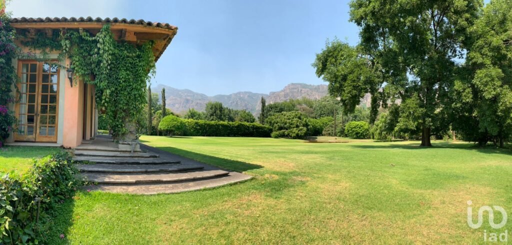 Vendo hermosa FINCA en avenida principal. Naturaleza y vista a las montañas de Tepoztlán.