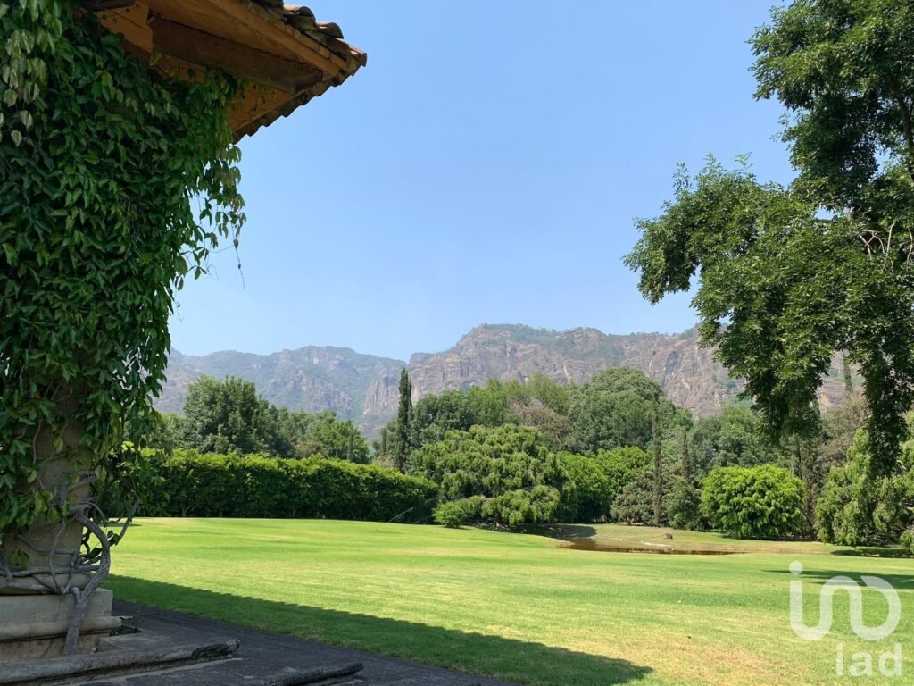 Vendo hermosa FINCA en avenida principal. Naturaleza y vista a las montañas de Tepoztlán.