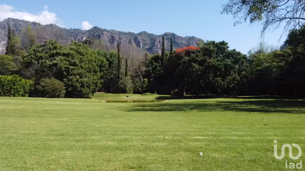 Vendo hermosa FINCA en avenida principal. Naturaleza y vista a las montañas de Tepoztlán.
