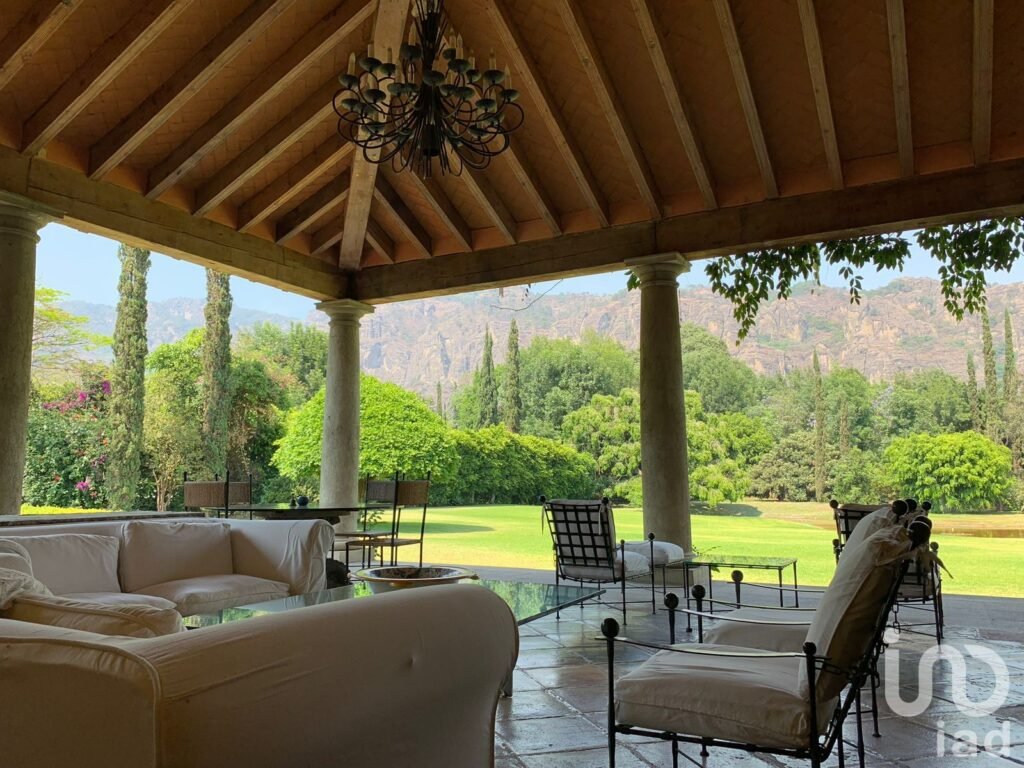 Vendo hermosa FINCA en avenida principal. Naturaleza y vista a las montañas de Tepoztlán.