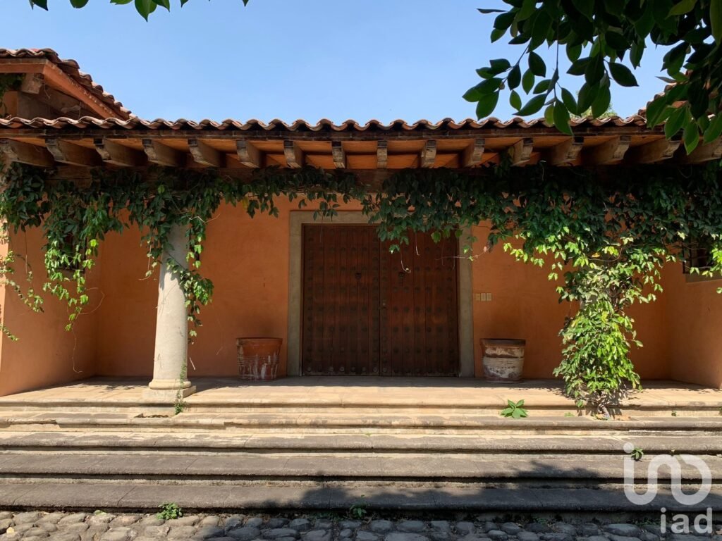 Vendo hermosa FINCA en avenida principal. Naturaleza y vista a las montañas de Tepoztlán.