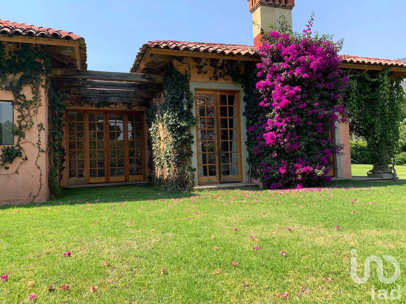 Vendo hermosa FINCA en avenida principal. Naturaleza y vista a las montañas de Tepoztlán.