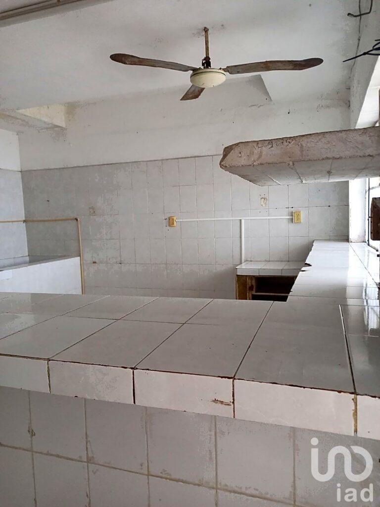 ¡Venta de excelente local con departamentos, uso de suelo mixto, bien ubicado en Bojórquez, Merida!