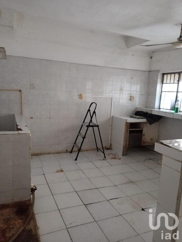 ¡Venta de excelente local con departamentos, uso de suelo mixto, bien ubicado en Bojórquez, Merida!