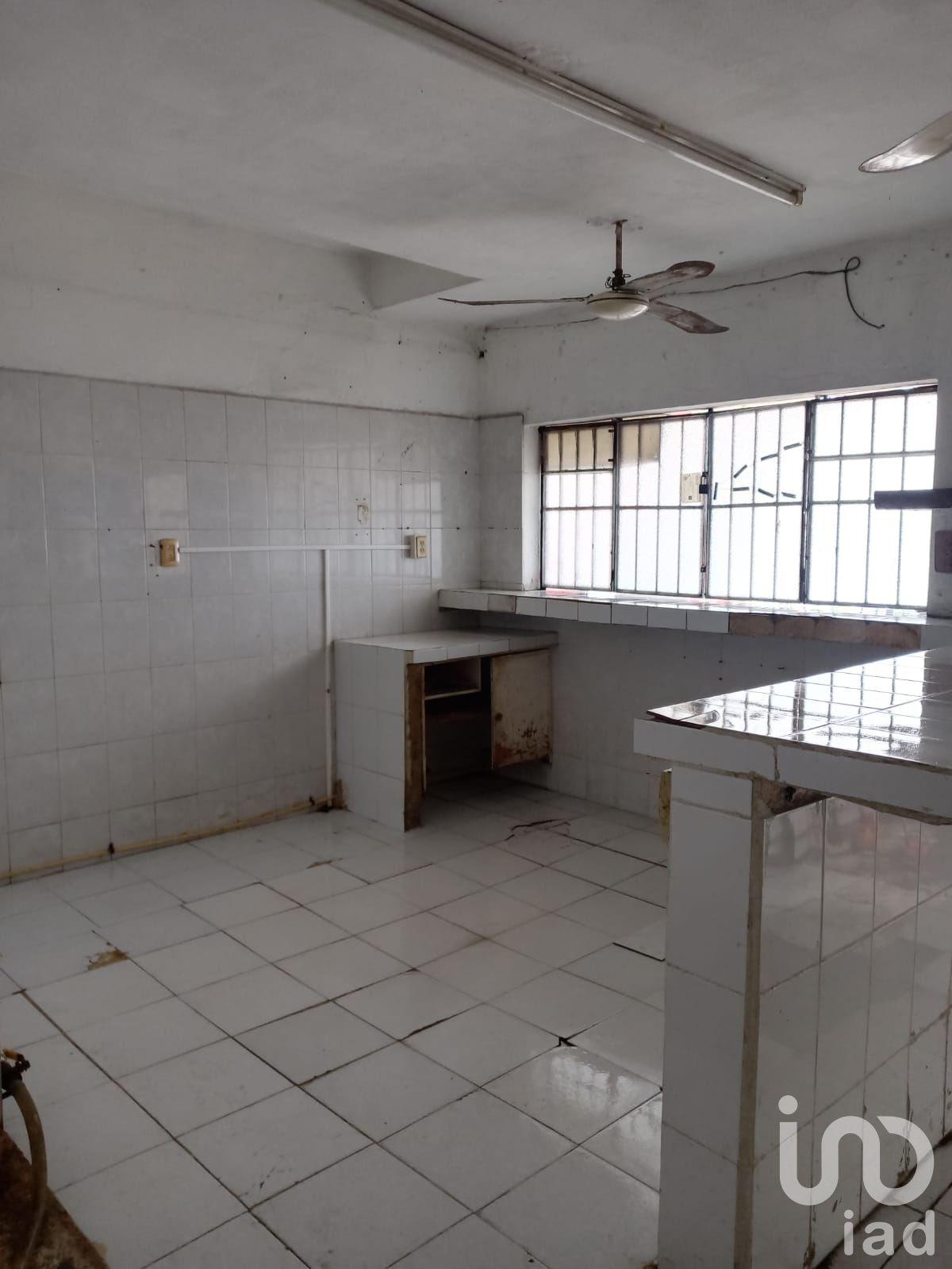 ¡Venta de excelente local con departamentos, uso de suelo mixto, bien ubicado en Bojórquez, Merida!