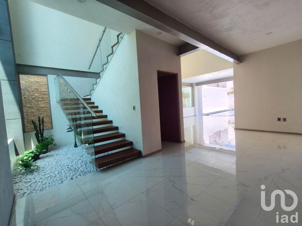 Residencia en exclusivo fraccionamiento en Zona Dorada de Cuernavaca.