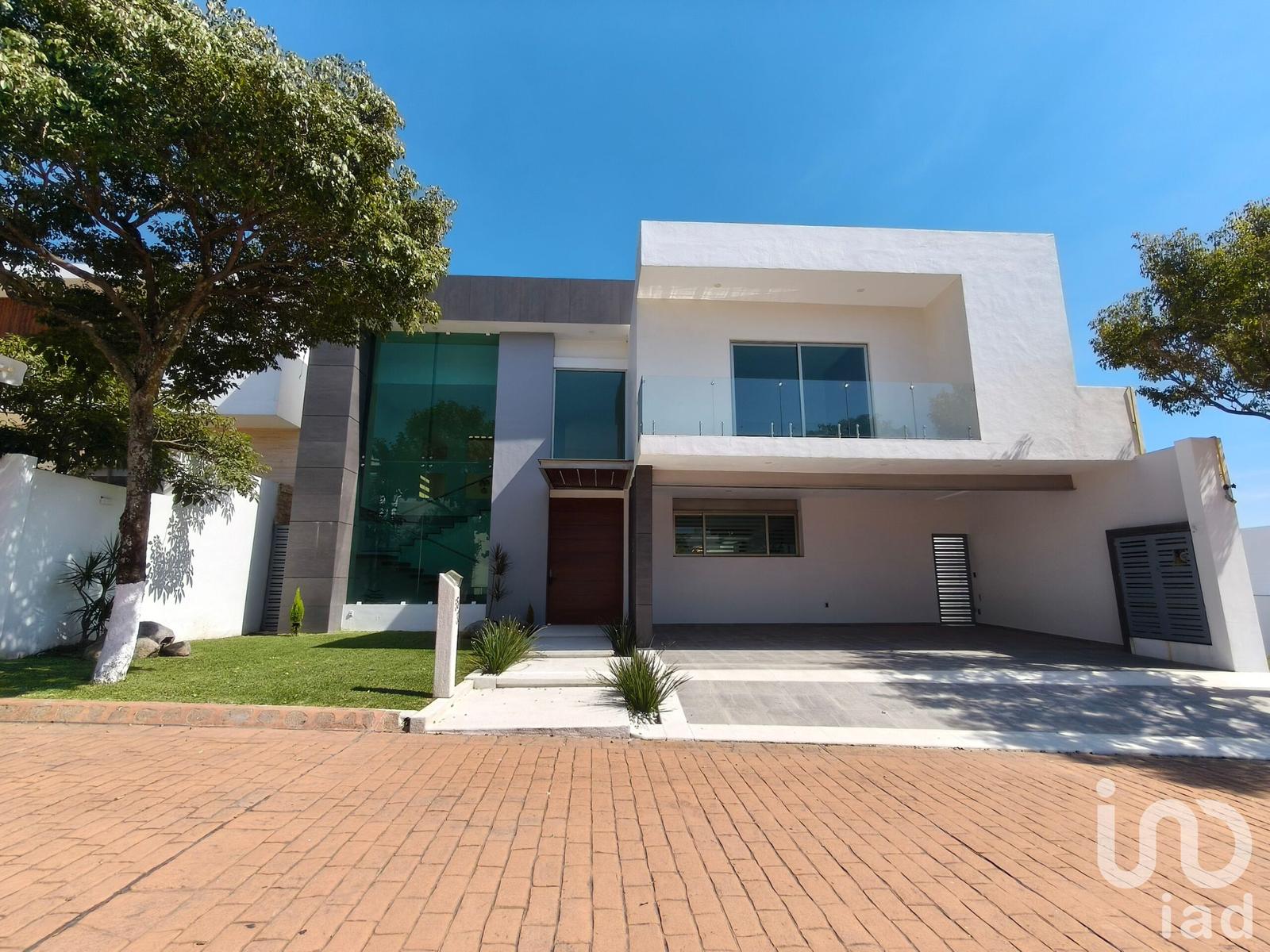 Residencia en exclusivo fraccionamiento en Zona Dorada de Cuernavaca.